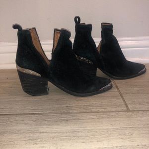 Cromwell Cutout Western Boot
JEFFREY CAMPBELL *6*